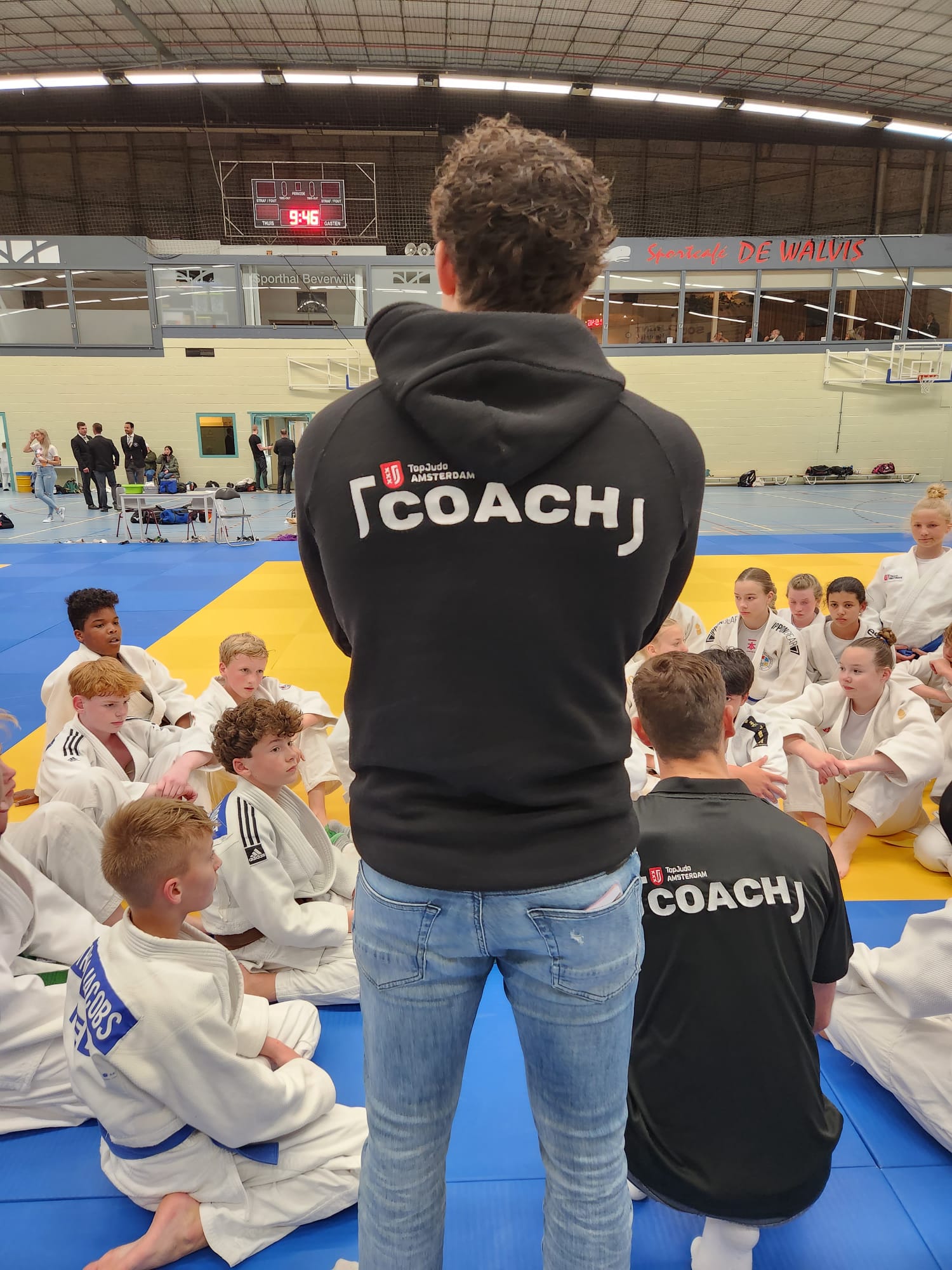 Justin bij Top Judo Amsterdam Just van Heest actief als judocoach bij Top Judo Amsterdam in de judozaal kijkend naar zijn groep wedstrijd judoka's