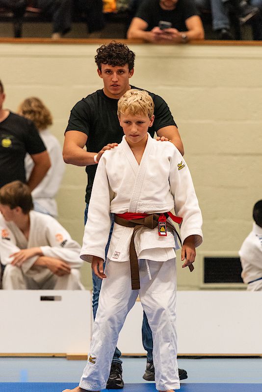 Justin van Heest pakt in zijn rol als coach de schouders van zijn broertje Janne ter aanmoediging